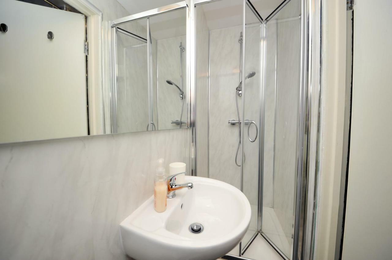 Stone's Throw Centre - Tv In Every Bedroom! Apartment Swansea