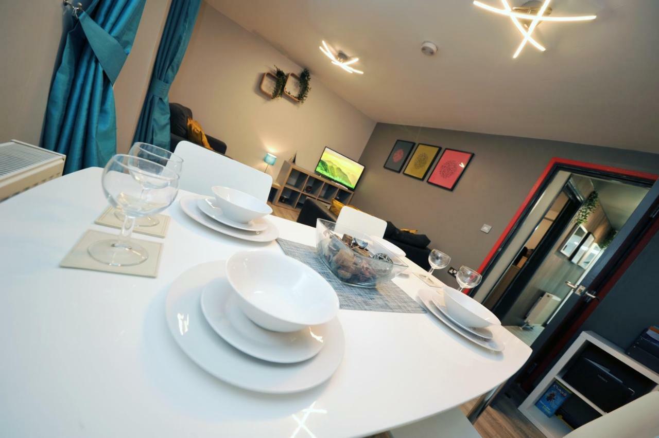 Stone's Throw Centre - Tv In Every Bedroom! Apartment Swansea